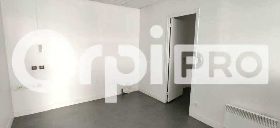 Flex in Verrières-le-Buisson for lease - Building Photo - Image 3 of 9