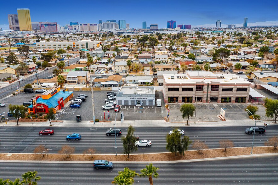 3013 W Sahara Ave, Las Vegas, NV à vendre - Photo du bâtiment - Image 2 de 13