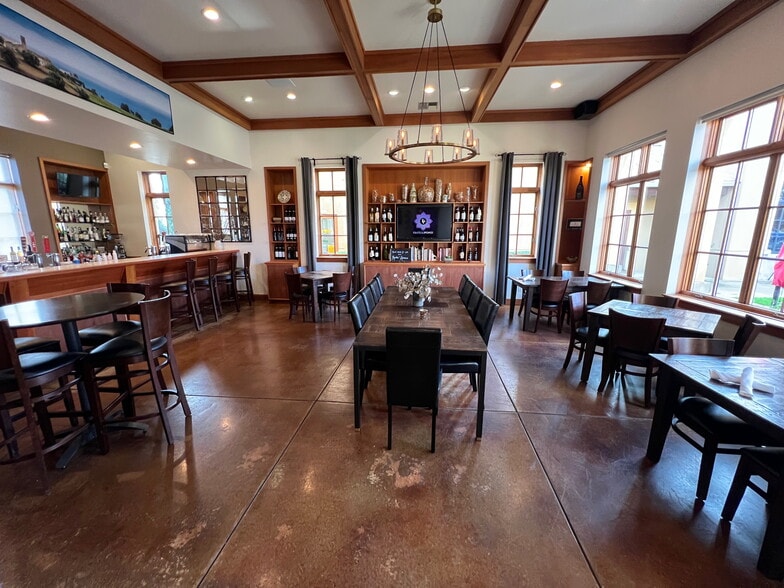 100 SW 7th St, Dundee, OR for lease - Interior Photo - Image 2 of 5