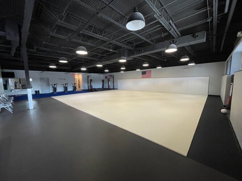 1802 N Jackson St, Tullahoma, TN à louer - Photo du bâtiment - Image 2 de 14