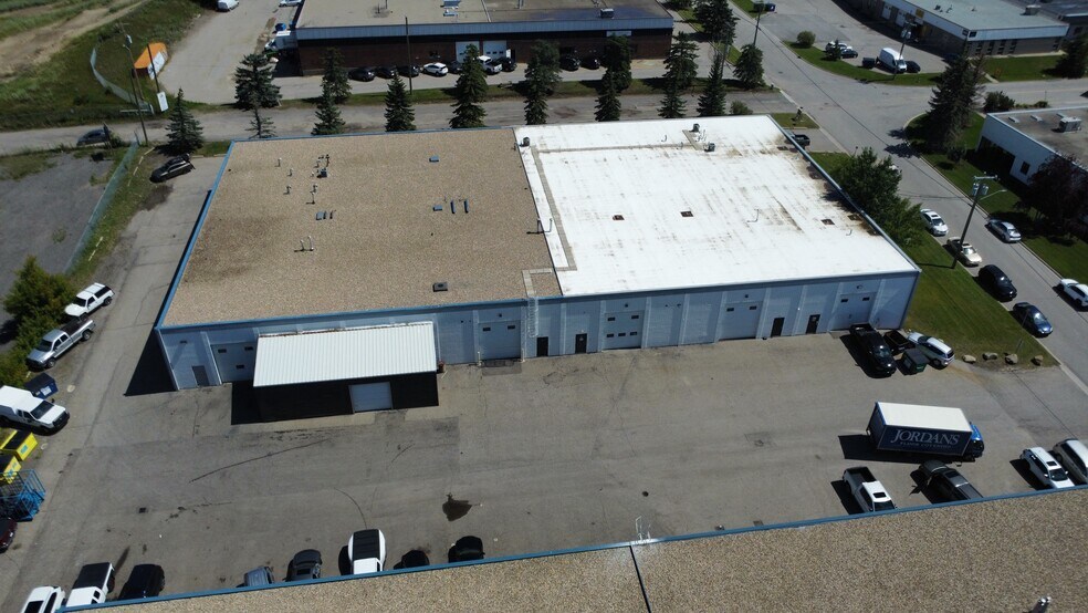 5608 Burbank Cres SE, Calgary, AB à louer - Photo du bâtiment - Image 2 de 6