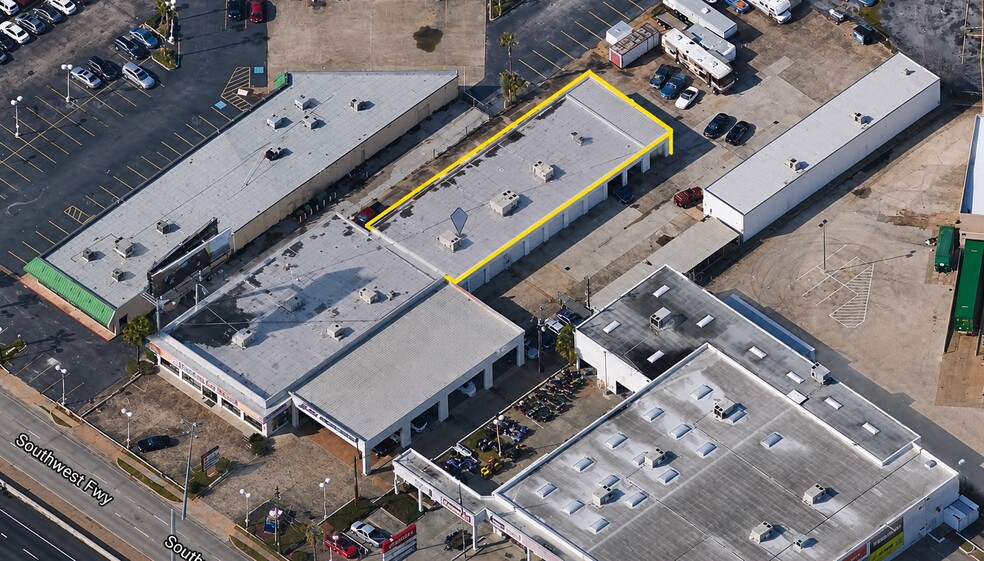 7300 Southwest Fwy, Houston, TX for lease - Building Photo - Image 2 of 18
