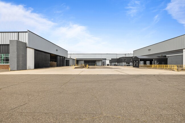 Plus de détails pour 15 Grumman Rd W, Bethpage, NY - Industriel à louer