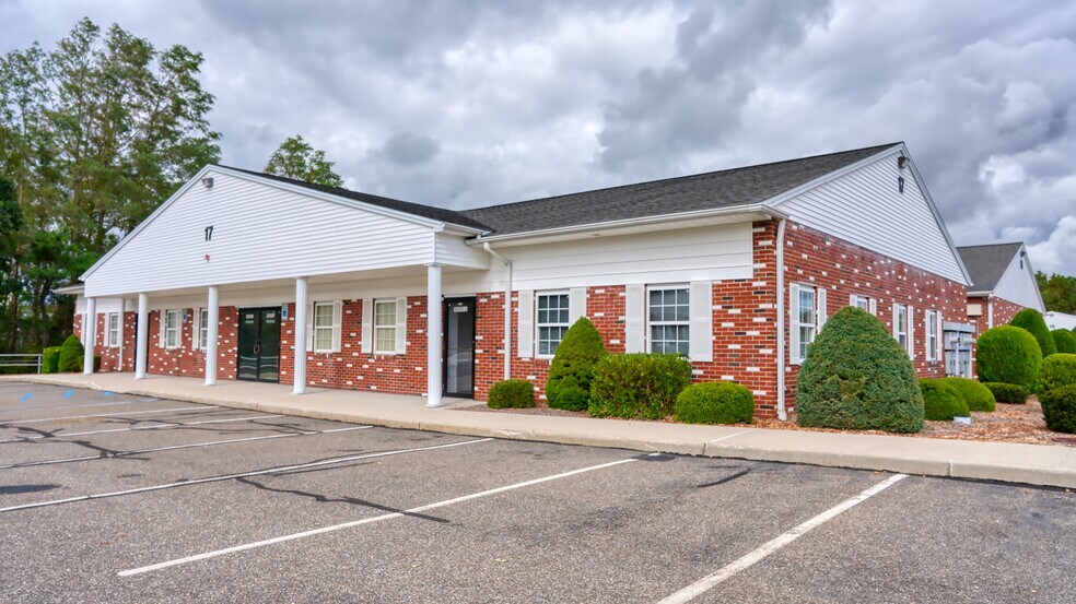 285 Sills Rd, East Patchogue, NY à louer - Photo du bâtiment - Image 2 de 4