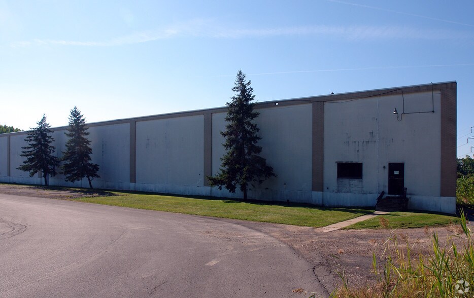 1111 Vine St, Liverpool, NY à louer - Photo du bâtiment - Image 2 de 12