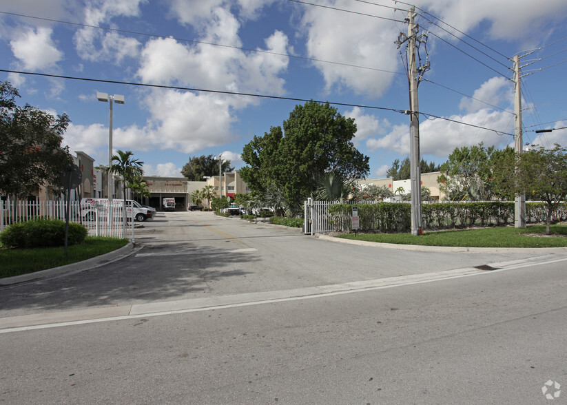 3300 NW 112th Ave, Miami, FL for lease - Building Photo - Image 3 of 22