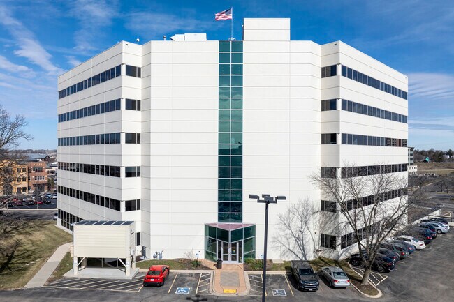 Plus de détails pour 8383 Greenway Blvd, Middleton, WI - Coworking à louer