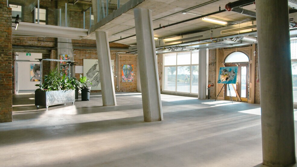 9660 Jasper Av NW, Edmonton, AB à louer - Photo du bâtiment - Image 3 de 6