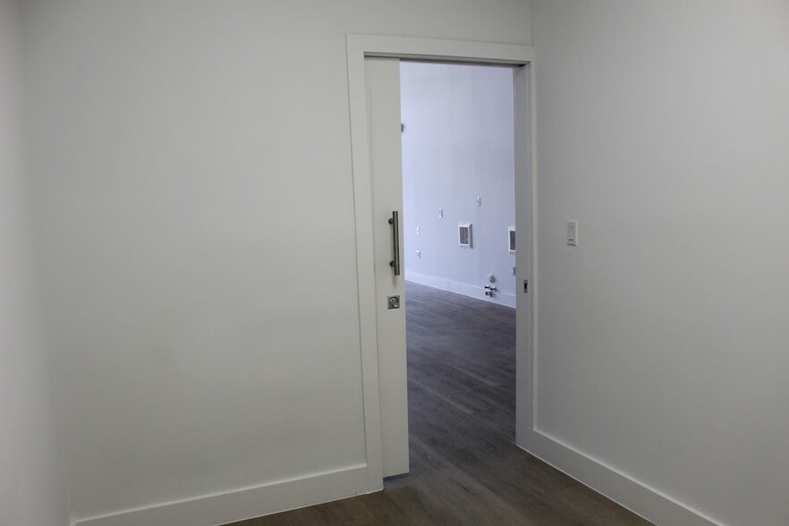 10887-10891 NW 17th St, Miami, FL for lease - Interior Photo - Image 2 of 16