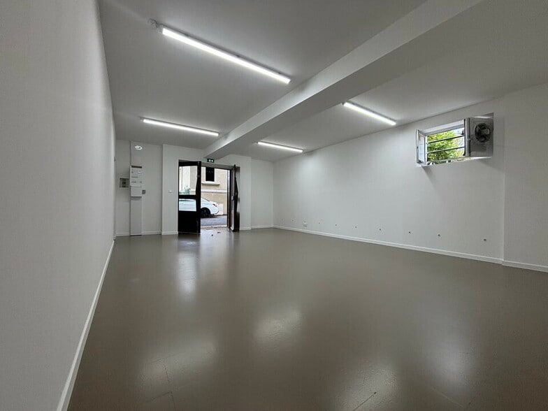 Retail in Violès for lease - Interior Photo - Image 3 of 6