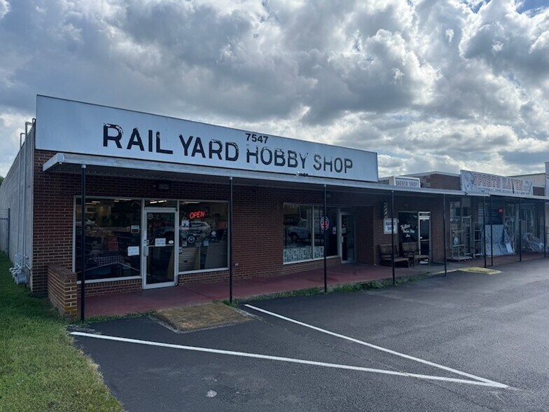 7547 Williamson Rd, Hollins, VA à louer - Photo du bâtiment - Image 3 de 22