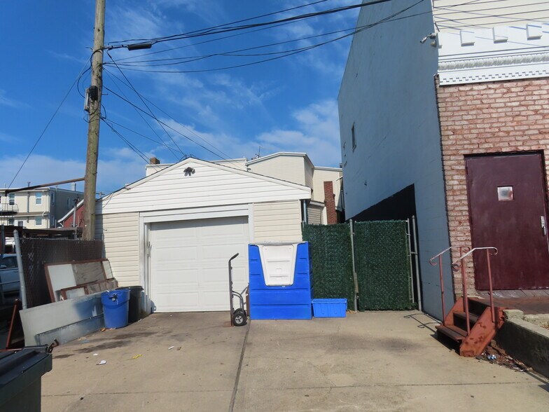 65 Deer Park Ave, Babylon, NY à vendre - Photo du bâtiment - Image 3 de 7