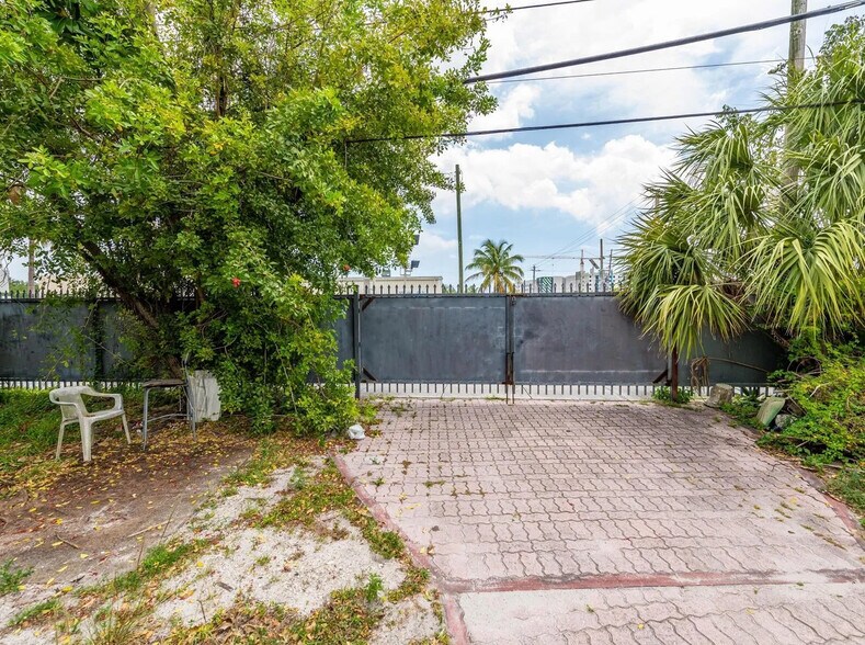400 NW 1st St, Dania Beach, FL à vendre - Photo du bâtiment - Image 3 de 6