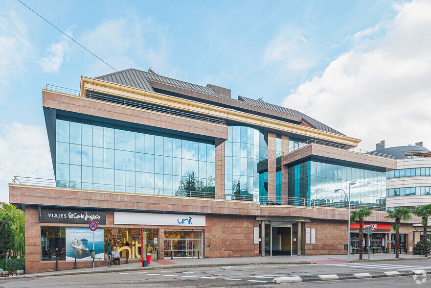 Avenida Reyes Católicos, 6, Majadahonda, Madrid à louer - Photo du bâtiment - Image 3 de 4