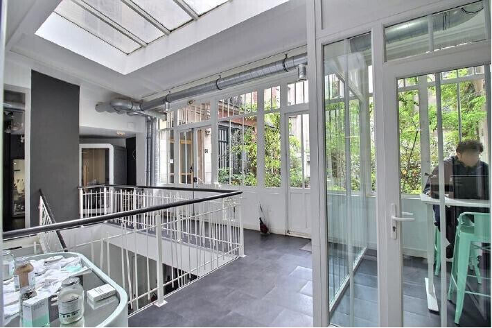 207 Rue Du Faubourg Saint-Martin, Paris for lease - Interior Photo - Image 3 of 9