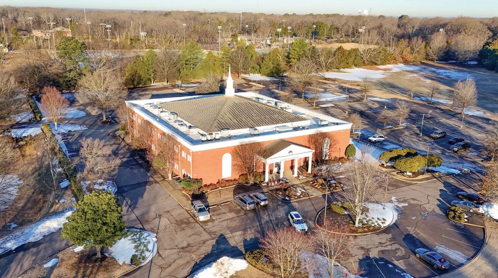 2745 Hacks Cross Rd, Germantown, TN for sale - Primary Photo - Image 1 of 2