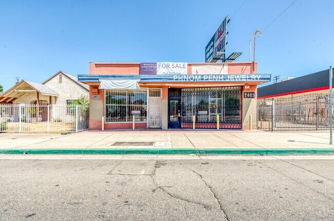 Plus de détails pour 2403 E Clinton Ave, Fresno, CA - Commerce de détail à vendre
