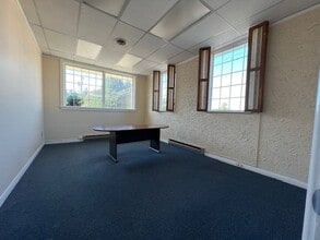 2728 Colonial Ave SW, Roanoke, VA for lease Interior Photo- Image 2 of 2