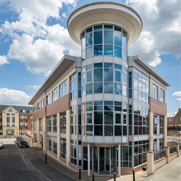 Post Office Ln, Beaconsfield à louer - Photo du bâtiment - Image 1 de 1