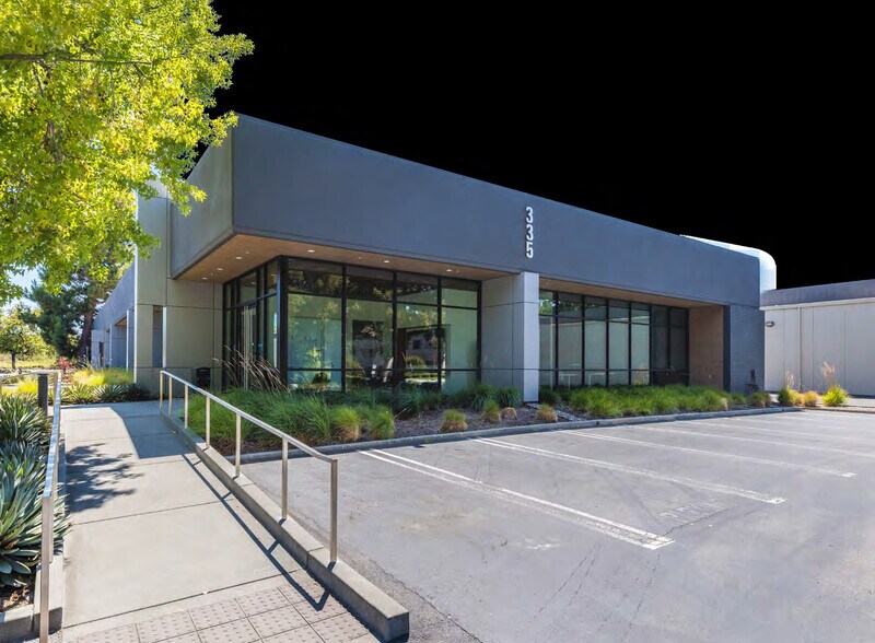 335 E Middlefield Rd, Mountain View, CA à louer - Photo du bâtiment - Image 3 de 12