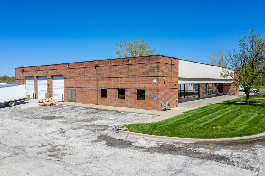 5893 Raytown Rd, Raytown, MO à louer - Photo du bâtiment - Image 2 de 6