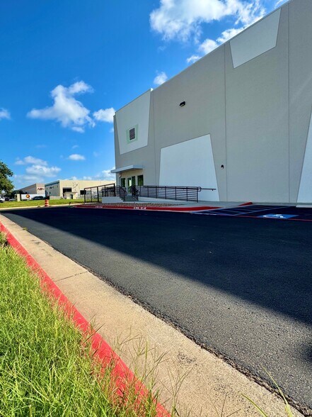13101 Spivey Dr, Laredo, TX for lease - Building Photo - Image 3 of 11