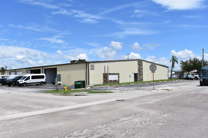 12295 Automobile Blvd, Clearwater, FL à louer - Photo du bâtiment - Image 3 de 29