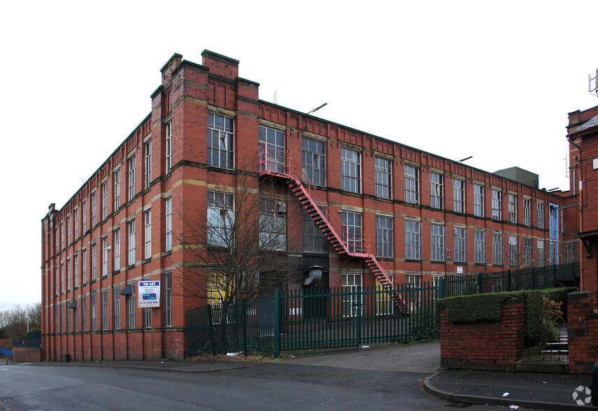 Fitton Hill Rd, Oldham à louer - Photo principale - Image 1 de 18