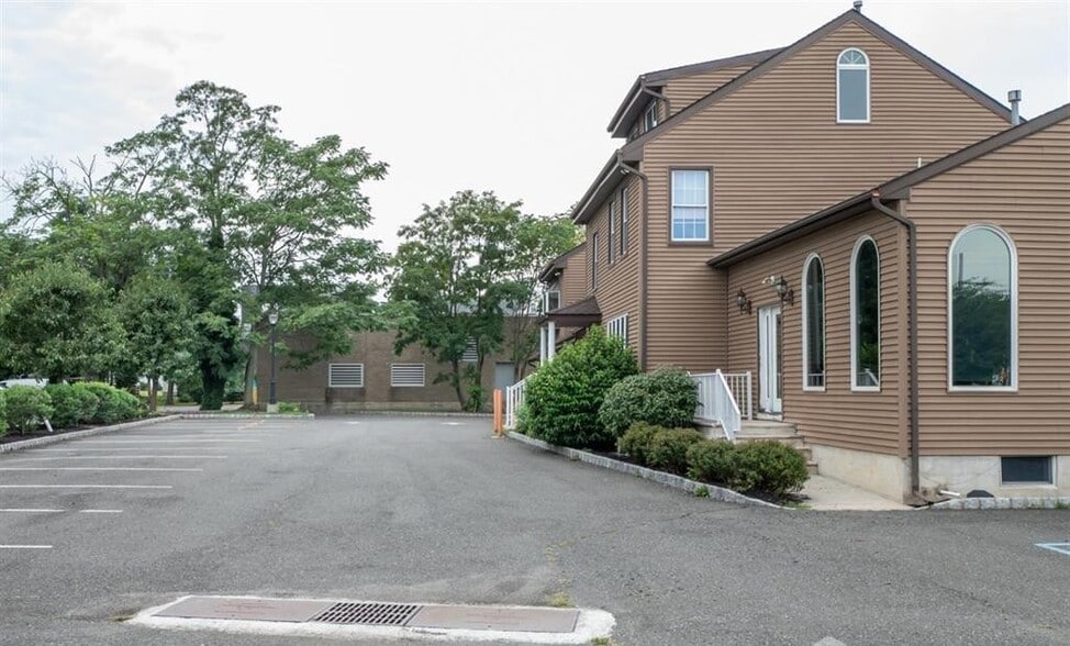 220 Forsgate Dr, Jamesburg, NJ à louer - Photo du bâtiment - Image 3 de 6