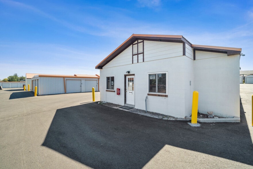 KO Storage portfolio of 2 properties for sale on LoopNet.ca - Building Photo - Image 3 of 4