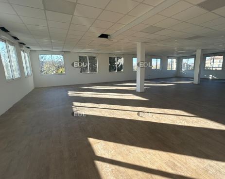 Office in Le Pontet for lease - Interior Photo - Image 3 of 5