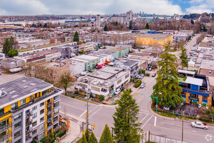 399 Mountain Hwy, North Vancouver District, BC à louer - Aérien - Image 3 de 3