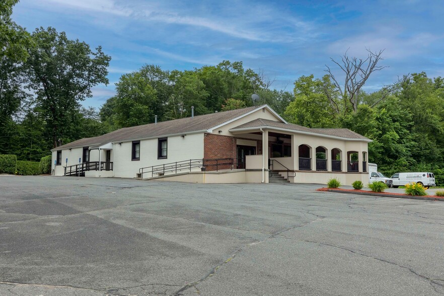 1428 Center St, Ludlow, MA à vendre - Photo du bâtiment - Image 1 de 35