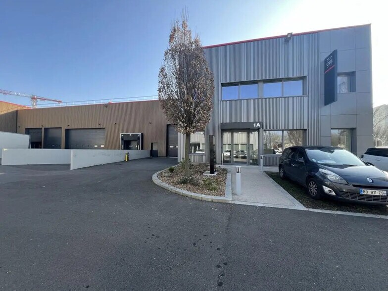 157 Avenue Charles Floquet, Le Blanc-Mesnil à louer - Photo du bâtiment - Image 3 de 6