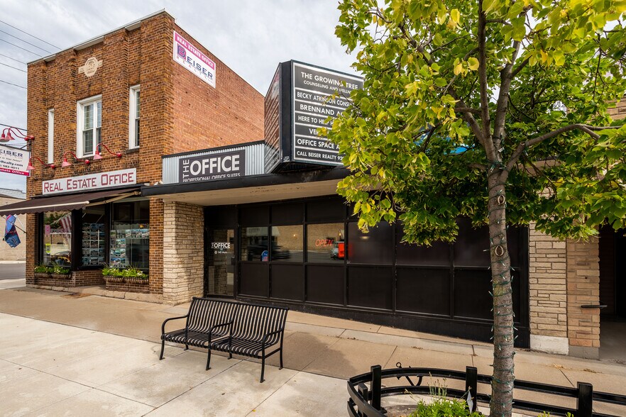 140 W Main St, Winneconne, WI à louer - Photo du bâtiment - Image 2 de 12