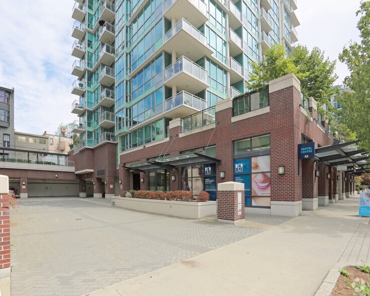 140-142 E Esplanade, North Vancouver, BC à louer - Photo du bâtiment - Image 2 de 6