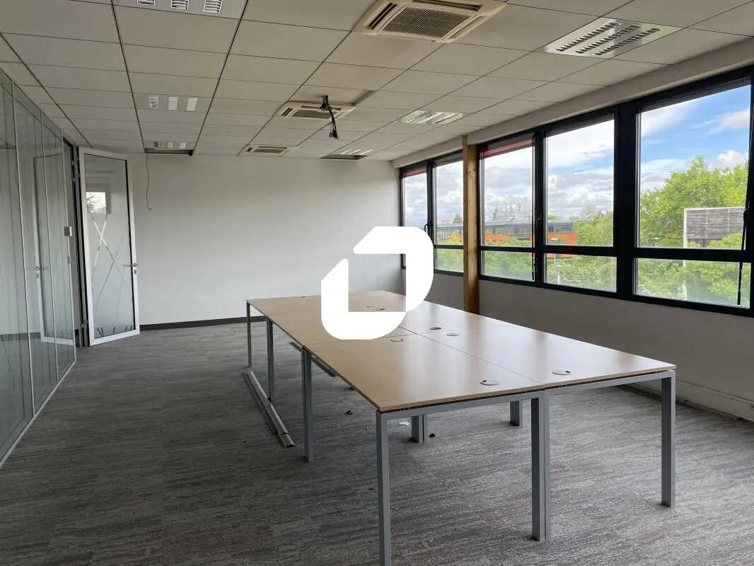 Office in Saint-Priest for lease Interior Photo- Image 1 of 9