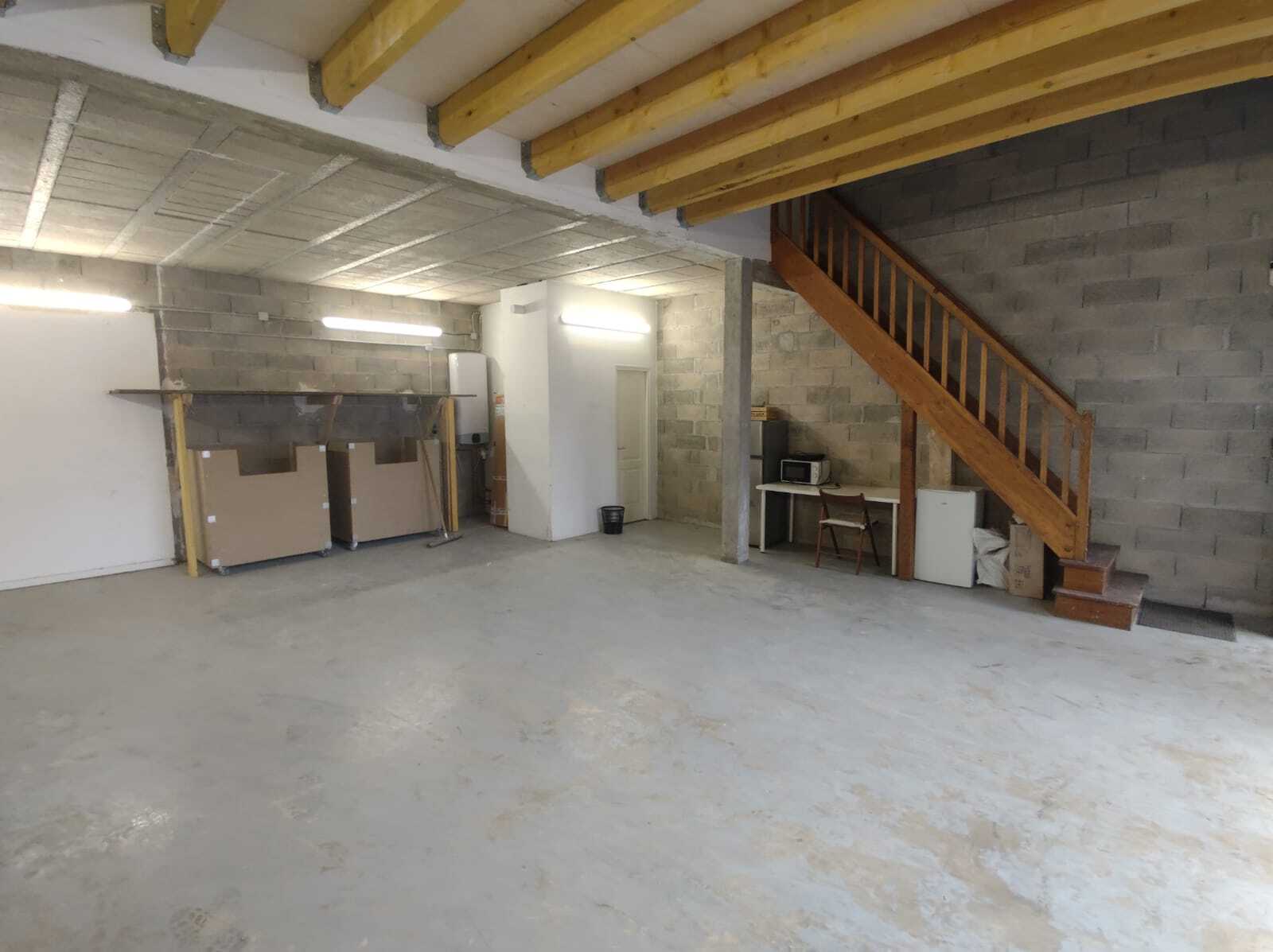 Flex in Villeneuve-le-Roi for lease Interior Photo- Image 1 of 4