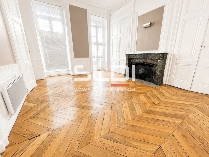 Office in Lyon for sale Interior Photo- Image 1 of 8
