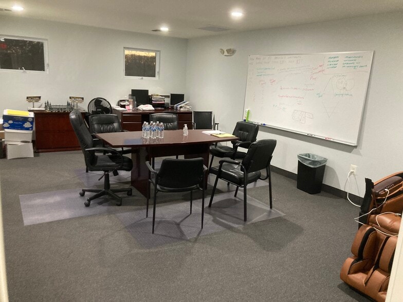 100-110 Park Ave, Manalapan Township, NJ for lease - Interior Photo - Image 3 of 14