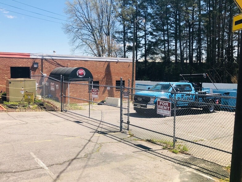 1716 St Albans Dr, Raleigh, NC for lease - Building Photo - Image 1 of 11