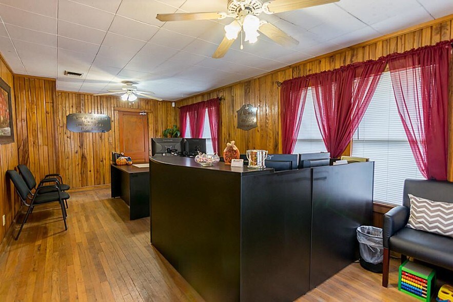 207 W Montgomery St, Willis, TX à louer - Photo intérieure - Image 2 de 9