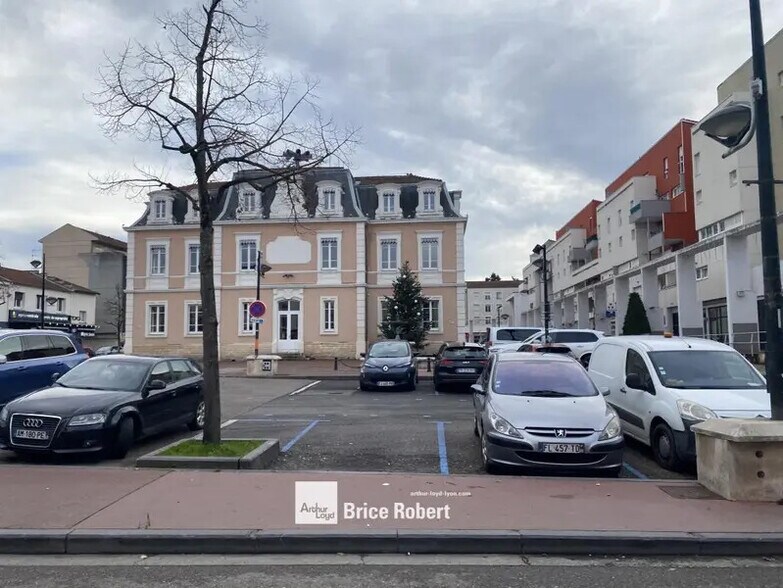 7 Place Jean Monnet, Meyzieu à louer - Photo du bâtiment - Image 3 de 8