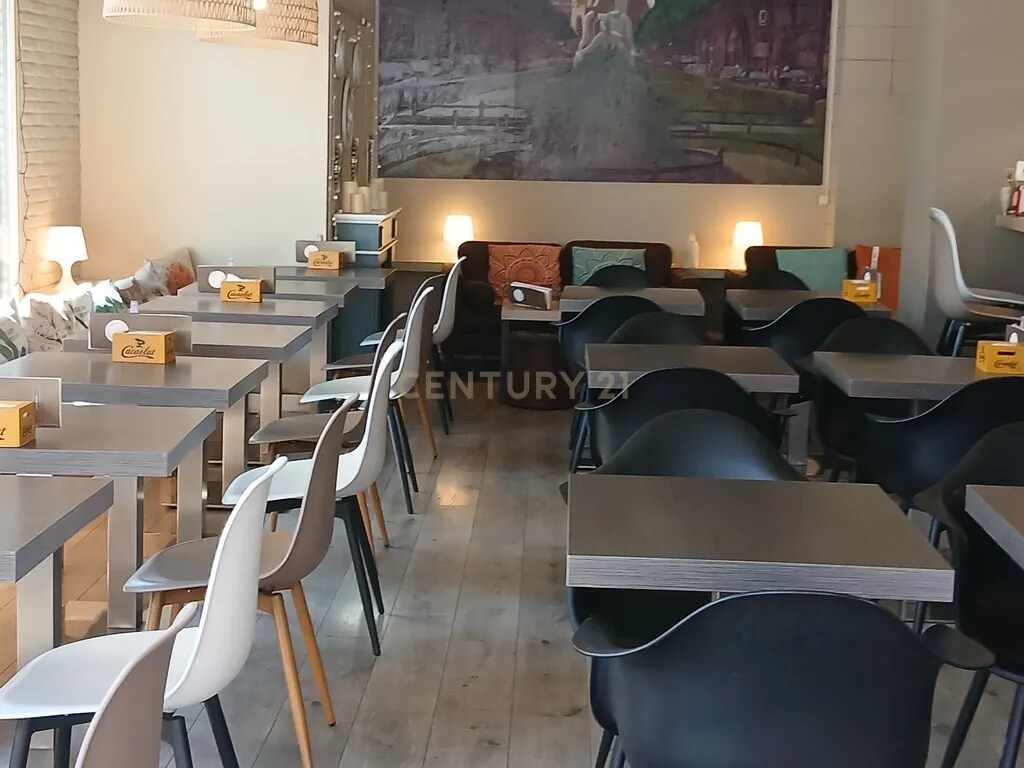Retail in Girona, Gerona for lease Interior Photo- Image 1 of 10
