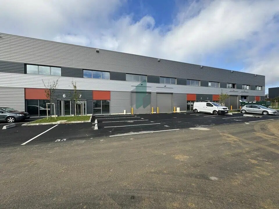 Flex in Le Thillay for lease Building Photo- Image 1 of 2