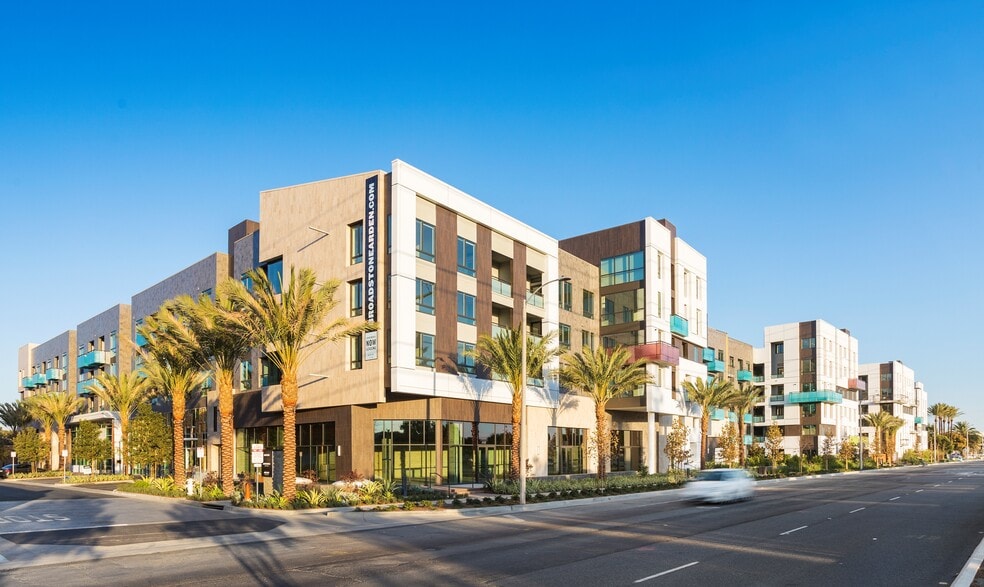 1951 E dyer Rd, Santa Ana, CA for lease - Building Photo - Image 1 of 6