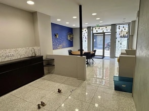 Retail in Paris for lease Interior Photo- Image 1 of 8