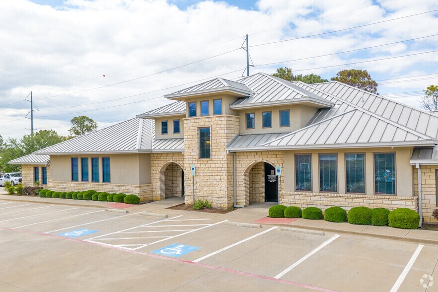 2435 W Oak St, Denton, TX à louer - Photo principale - Image 1 de 18