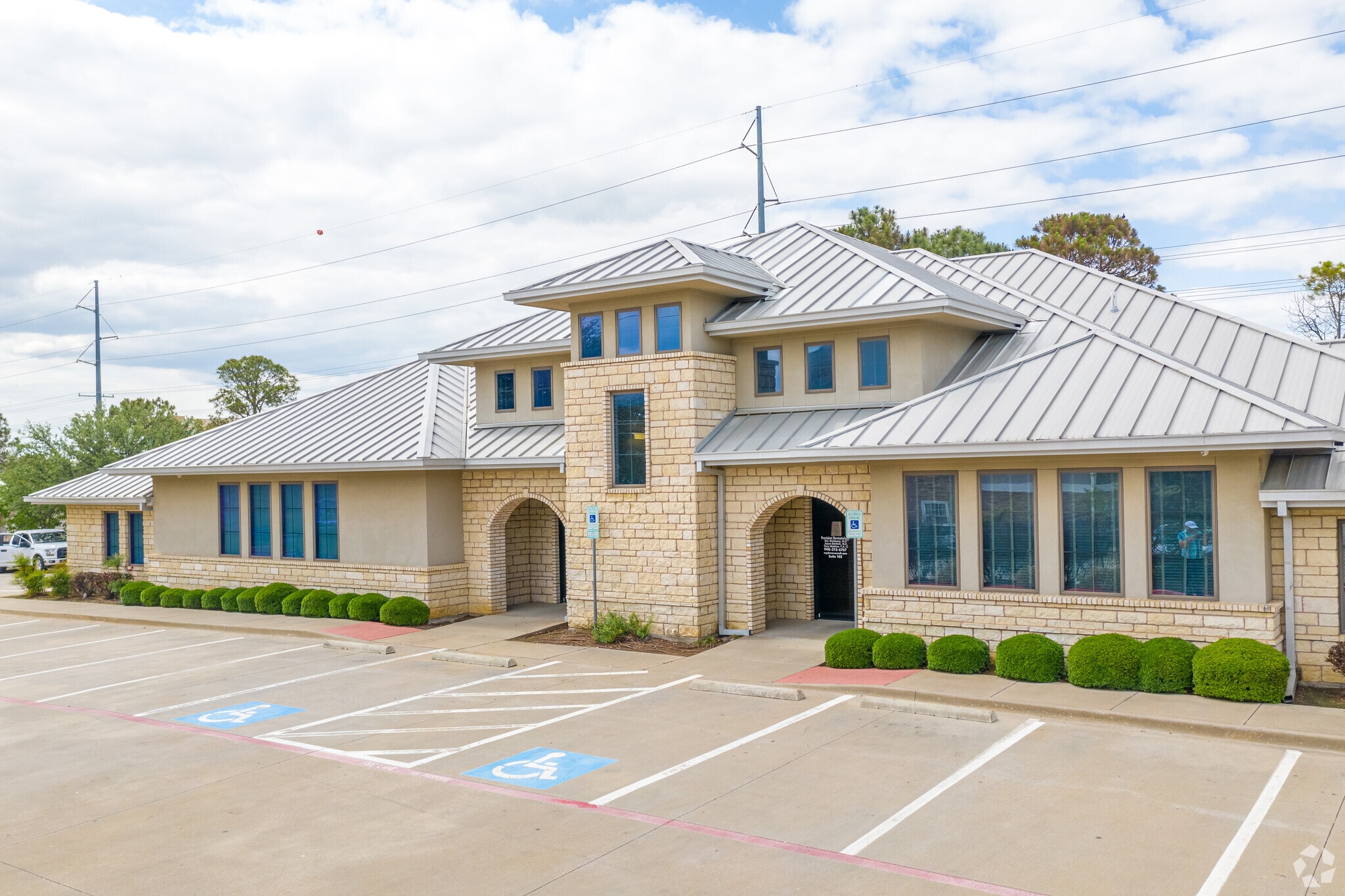 2435 W Oak St, Denton, TX for lease Building Photo- Image 1 of 8