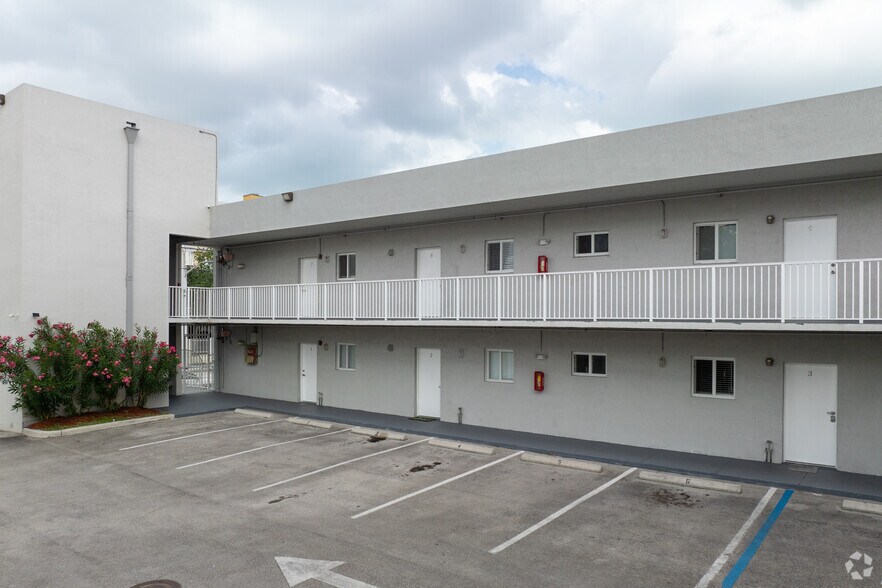 750 SW 2nd St, Miami, FL à vendre - Photo du bâtiment - Image 2 de 37